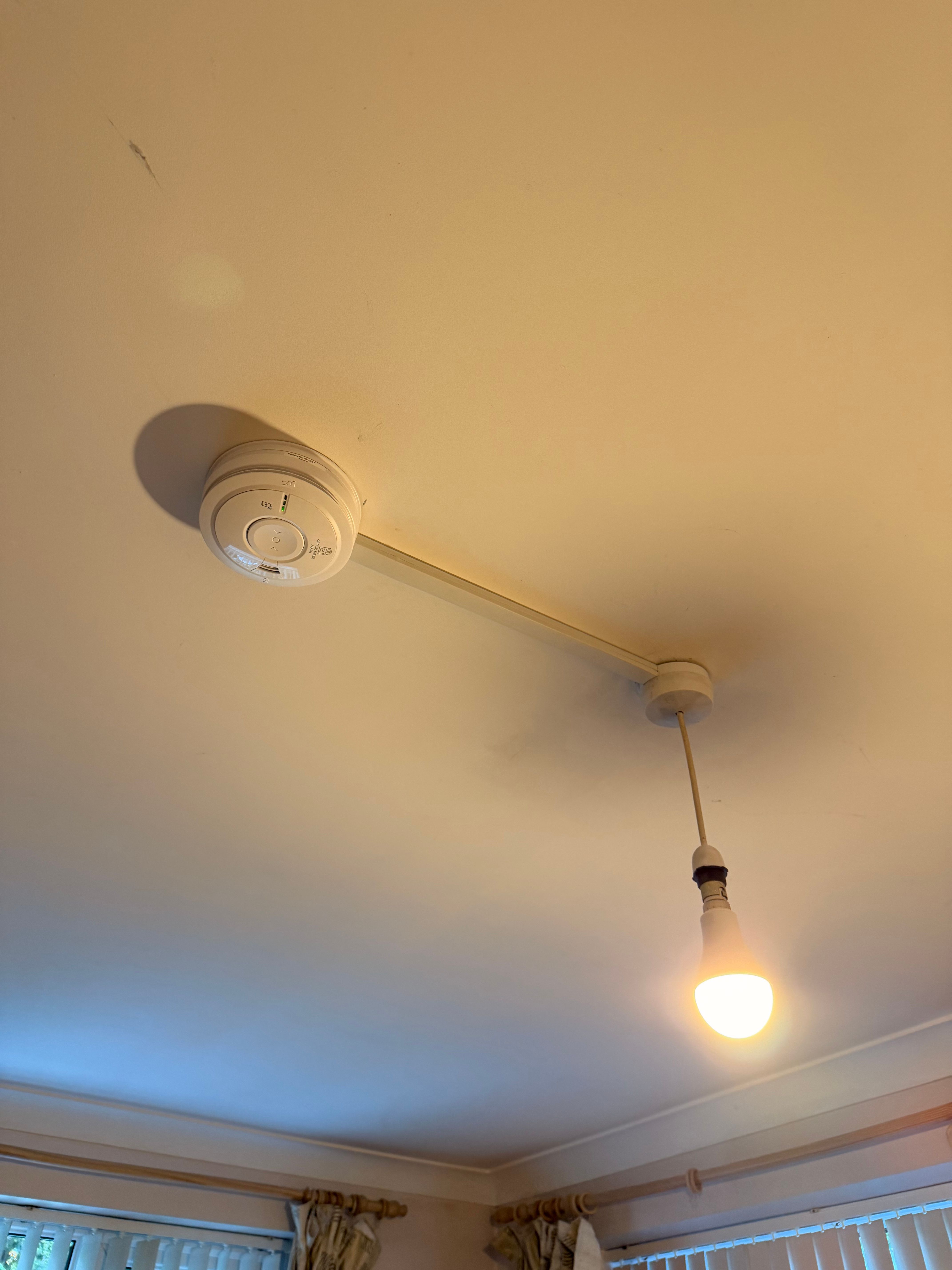Smoke alarm installation